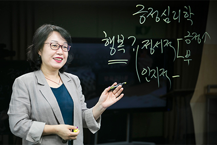 학습자와 시선을 마주하며 정면 판서가 가능한 블랙스튜디오 시스템에서 강의하는 교수님의 사진입니다.