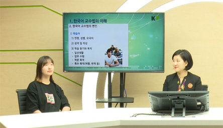 교수님과 학생이 모니터를 뒤에 두고 하나의 주제로 서로 토론하는 이미지입니다.