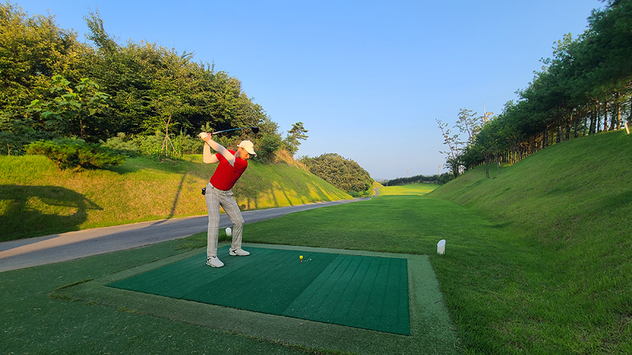 골프 과정은 인도어 이론 교육과 par3 라운딩 실습 과정으로 진행될 예정이다.png