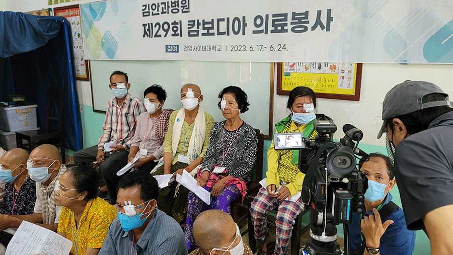 수정-건양사이버대학교와-건양대병원의-의료봉사에서-백내장-수술을-받은-환자가-다음날-외래-진료를-보기-위해-대기중이다.png