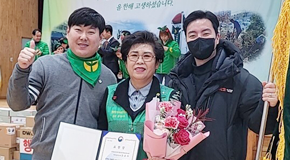 건양사이버대학교 사회복지학과 재학생 김금자 씨가 '2022 논산시새마을지도자 평가대회 및 한마음축제'에서 우수 새마을지도자로 장관상을 수상했다. 왼쪽부터 사회복지학과 최현오 씨, 김금자 씨, 고유성 씨.