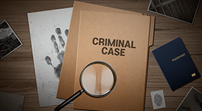 탐정사관련 이미지로 CRIMINAL CASE라고 적힌 파일위로 돋보기가 놓여있다.